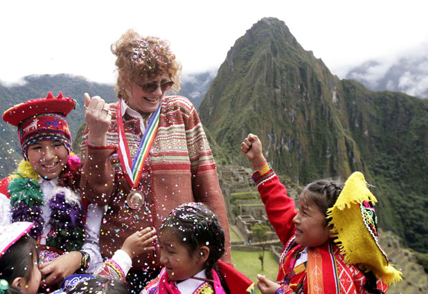 Susan Sarandon celebra con "mate de coca" reapertura de Machu Picchu 