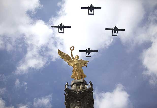 Gran desfile militar durante el Bicentenario Mexicano 
