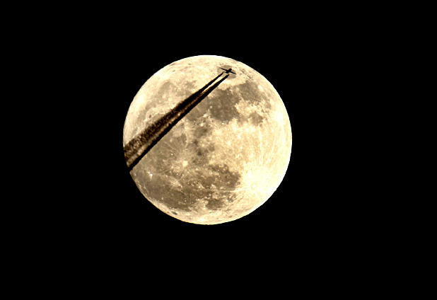 Una gran luna ilumina los cielos de España 