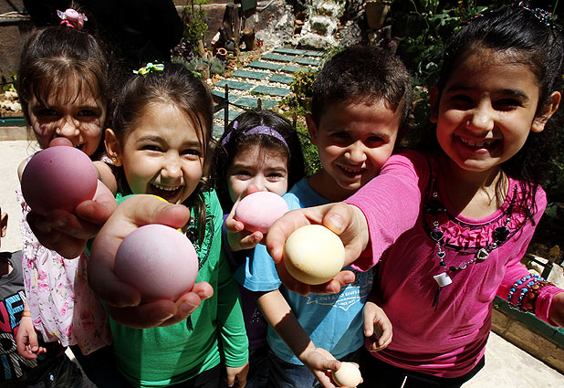 Iraqi Children Receive Their Easter Eggs in Jordan 