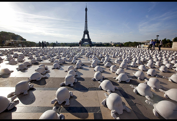 Instalacion en Francia denuncia la violencia en el mundo 