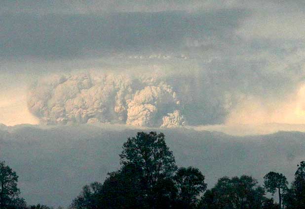 Intendencia de la Región de Los Ríos confirma actividad eruptiva en complejo volcánico Puyehue 