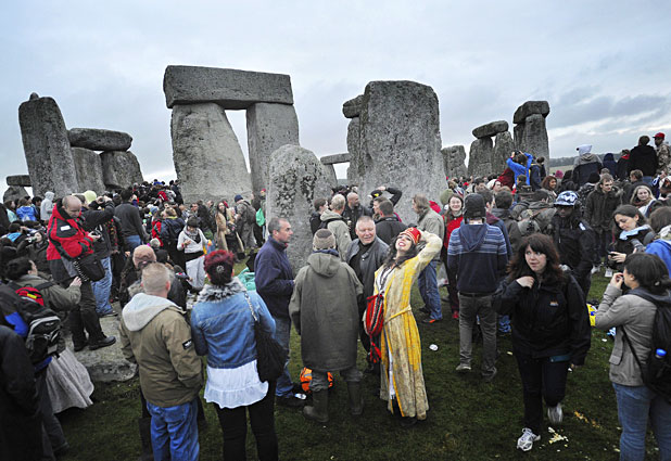 Miles de personas celebran el solsticio de verano en Stonehenge 
