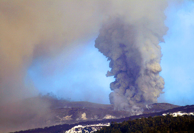 Posible aumento en actividad volcánica mantiene "alerta roja" en complejo Caulle-Puyehue 