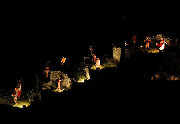 Celebración nocturna en Machu Picchu 