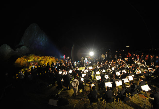 Celebración nocturna en Machu Picchu 