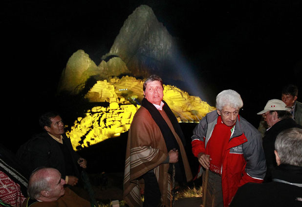 Celebración nocturna en Machu Picchu 