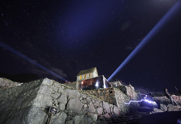 Celebración nocturna en Machu Picchu 