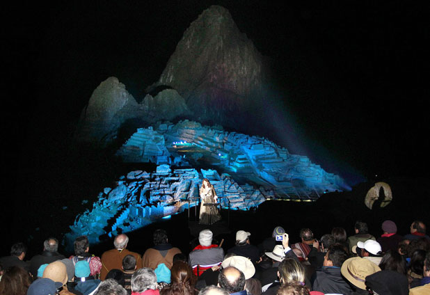 Celebración nocturna en Machu Picchu 