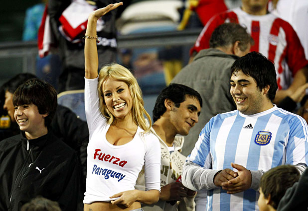 Las bellas hinchas de Paraguay 