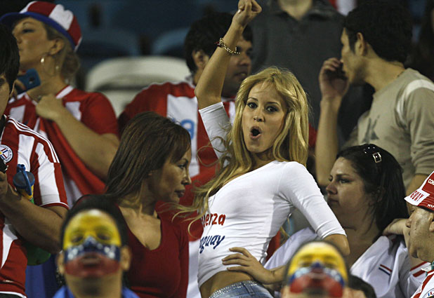 Las bellas hinchas de Paraguay 