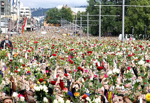 Más de 150.000 rosas hacia el cielo en homenaje a las víctimas en Noruega  