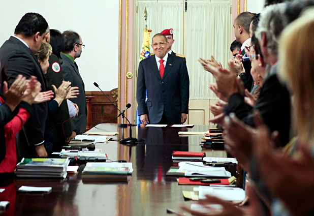 Hugo Chávez luce cabello rapado en juramento de ministros 