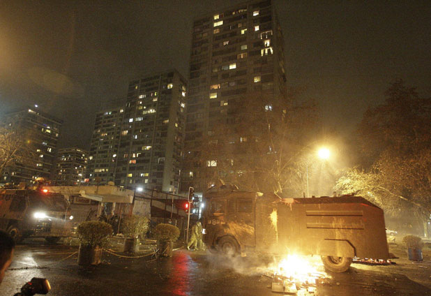 Protesta convocada por la FECH se encuentra con la represión policial 