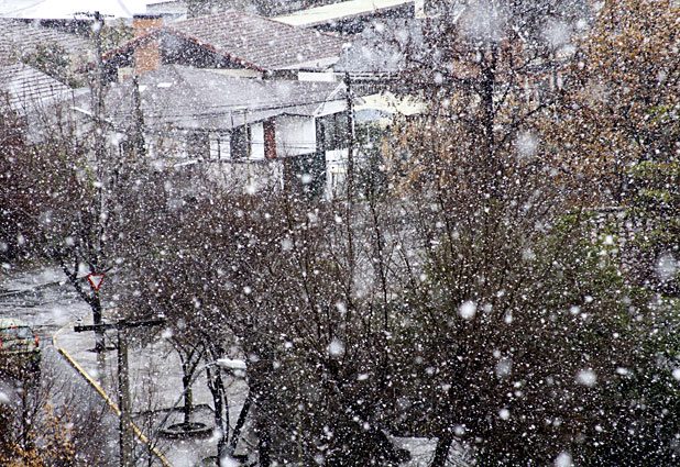 Nieve sorprende a habitantes de varias comunas de la capital 