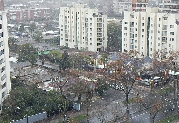 Nieve sorprende a habitantes de varias comunas de la capital 