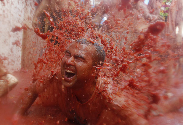 La Tomatina repartió 120 toneladas de tomates a 45.000 de sus asistentes 