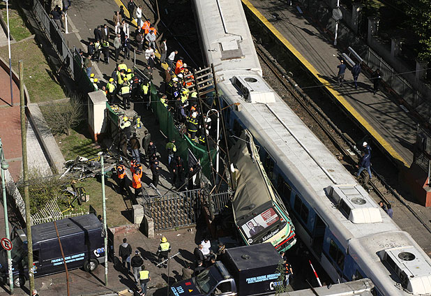 Argentina: Siete muertos y 100 heridos por choque entre dos trenes y bus 