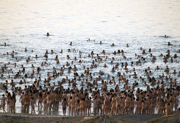 Spencer Tunick en el mar Muerto 