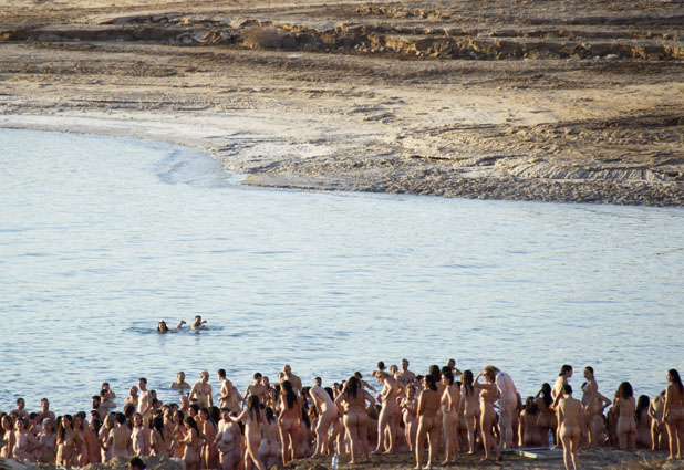 Spencer Tunick en el mar Muerto 