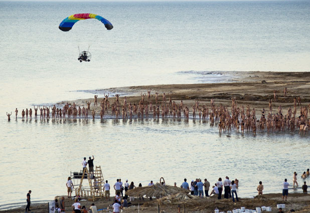 Spencer Tunick en el mar Muerto 