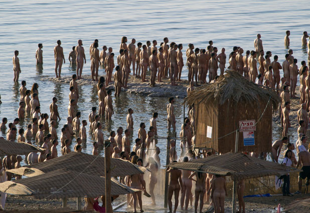 Spencer Tunick en el mar Muerto 