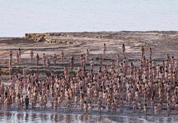 Spencer Tunick en el mar Muerto 