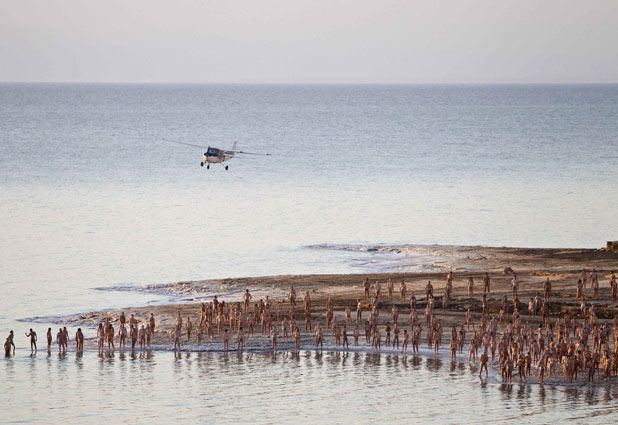 Spencer Tunick en el mar Muerto 