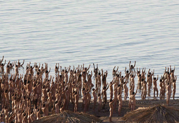 Spencer Tunick en el mar Muerto 