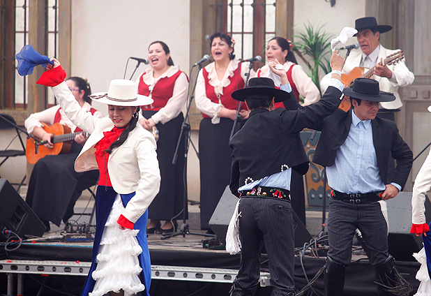 Fiestas Patrias en el Parque Inés de Suarez 