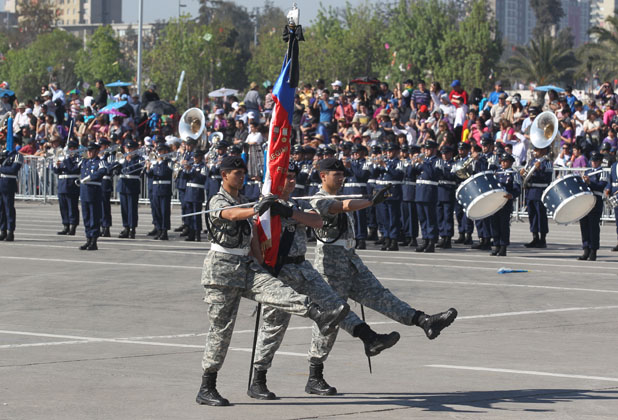 Piñera encabeza la Gran Parada Militar 