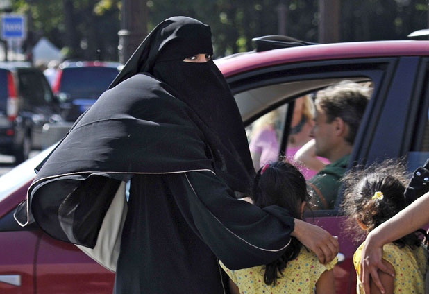 Tribunal francés condena a las dos primeras mujeres por usar el velo islámico 