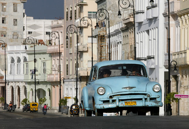 Cuba pone en práctica decreto que legaliza la compraventa de automóviles 