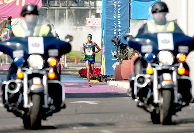 Brasileño recolector de basura gana maratón 