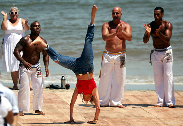 Jennifer Lopez sorprende bailando capoeira en Montevideo 