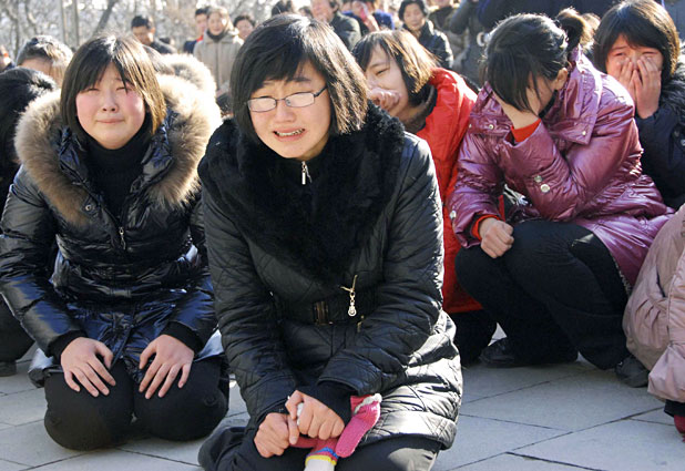 Miles lloran la muerte de Kim Jong-Il 