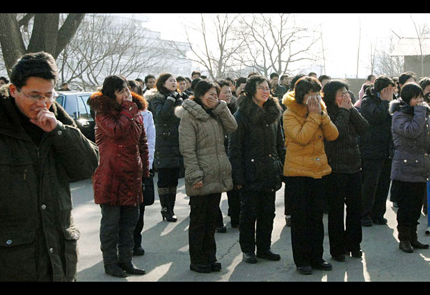 Miles lloran la muerte de Kim Jong-Il 