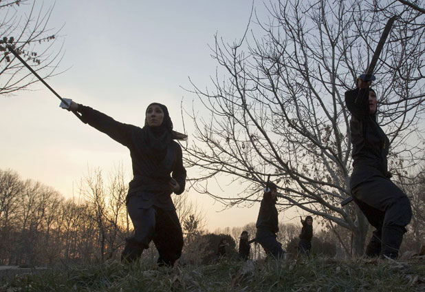 Mujeres iraníes dejan de lado el “velo” y se convierten en Ninjas 