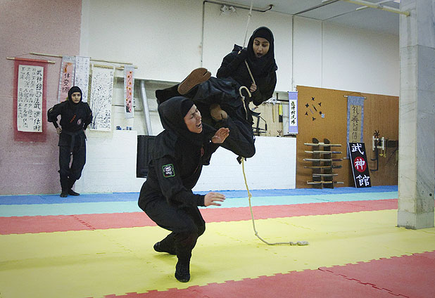 Mujeres iraníes dejan de lado el “velo” y se convierten en Ninjas 