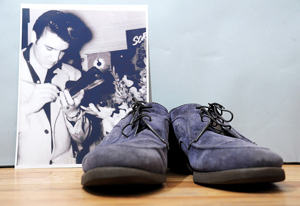 Elvis Presley´s original blue suede shoes 