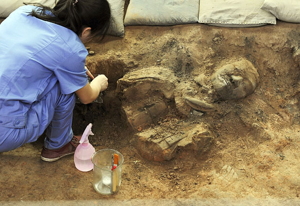 Arqueólogos hallan más de un centenar de guerreros de terracota en China 