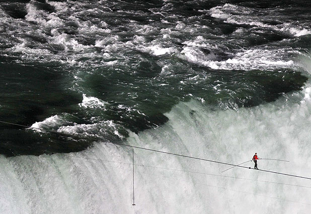  Acróbata cruza cataratas del Niágara en la cuerda floja 