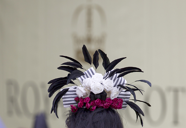 Estrafalarios sombreros en las carreras de  Ascot 