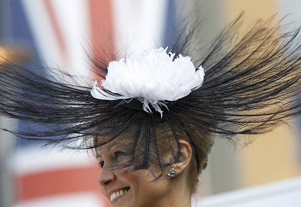 Estrafalarios sombreros en las carreras de  Ascot 