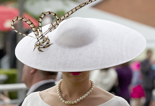 Estrafalarios sombreros en las carreras de  Ascot 