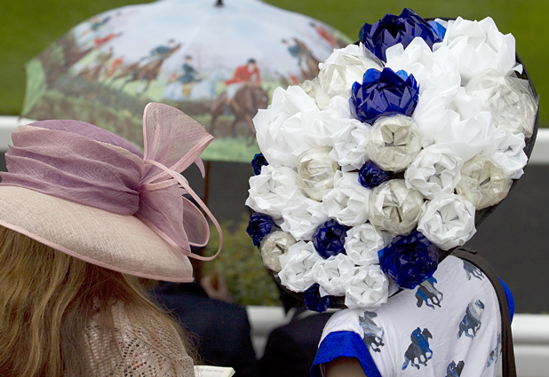 Estrafalarios sombreros en las carreras de  Ascot 