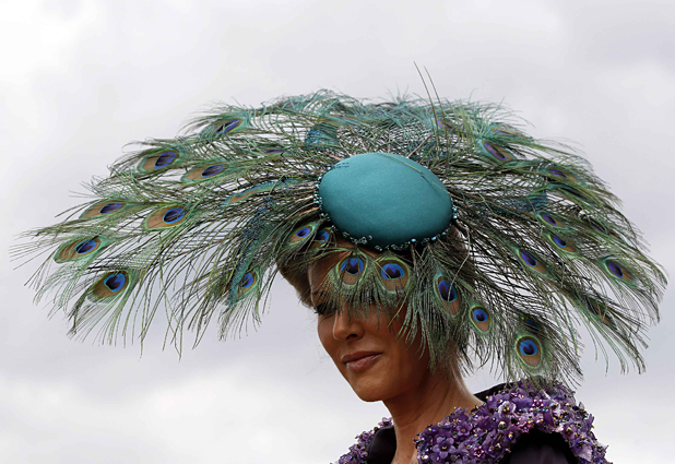 Estrafalarios sombreros en las carreras de  Ascot 