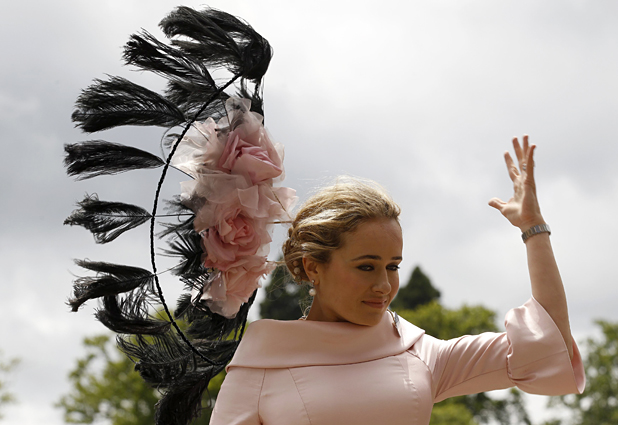 Estrafalarios sombreros en las carreras de  Ascot 