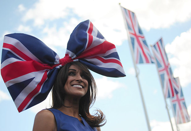 Estrafalarios sombreros en las carreras de  Ascot 