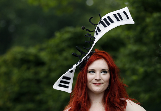 Estrafalarios sombreros en las carreras de  Ascot 